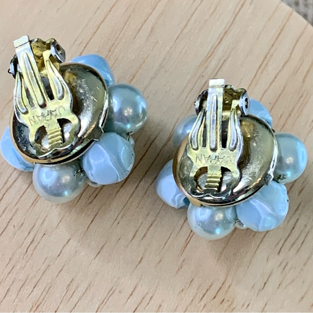 VTG Faux Pearl Cluster Flower Beaded Clip On Earrings Pale Blue & White Japan 1" - Picture 5 of 9